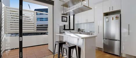 Coffee/tea maker, fridge, microwave, oven