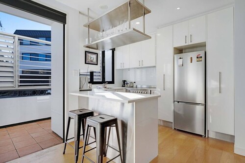 Ponsonby 4BR Townhouse w Parking | Walk to Shops