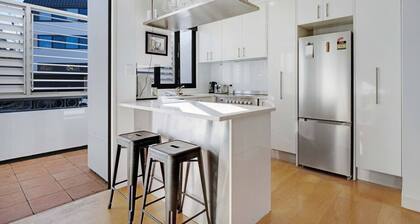 Ponsonby 4BR Townhouse w Parking | Walk to Shops