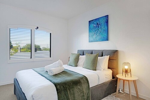 Ponsonby 4BR Townhouse w Parking | Walk to Shops