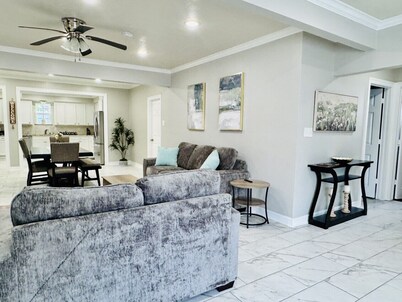 Newly remodeled Signature Home 4BR 3BA with 6 Beds