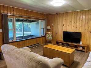Smart-TV, DVD-Player, Bücher, Videothek