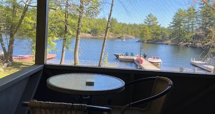 Muskoka Lakefront cottage - Boat Access Only