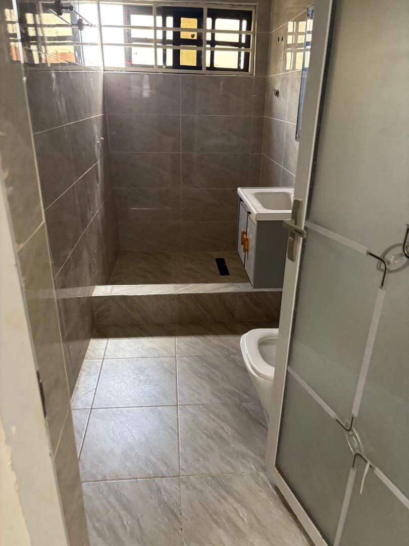 Ducha, toallas, jabón y papel higiénico