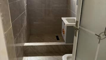 Dusche, HandtĂŒcher, Seife, Toilettenpapier