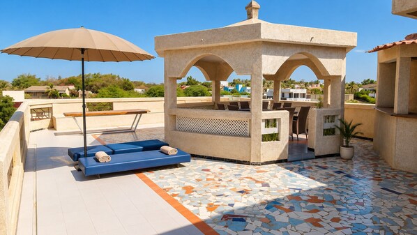 Outdoor dining - Vrbo Property (Mbour)