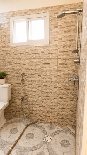 Dusche, Haartrockner, Handtücher, Toilettenpapier