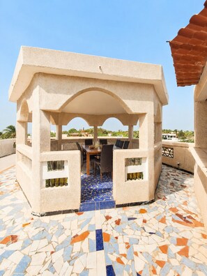 Outdoor dining - Vrbo Property (Mbour)
