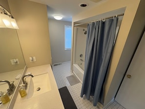 Towels, soap, toilet paper - Spacious 3BR w/ Hot Tub + FirePit (Toledo)