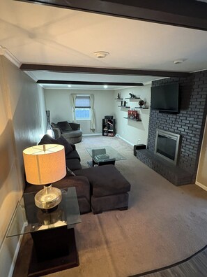Living area - Spacious 3BR w/ Hot Tub + FirePit (Toledo)