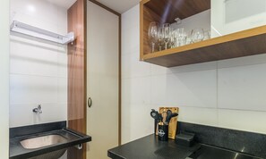 A bathroom with a sink, mirror, and a shelf with glasses. - Apart 500m From the Beach Pbs0101 (Mata de São João)