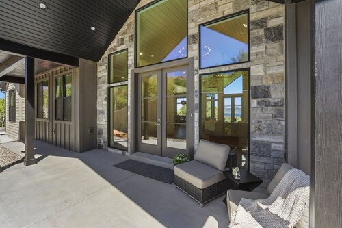 Luxury Bear Lake Retreat - Sleeps 28 - Lake Views - Family Getaways
