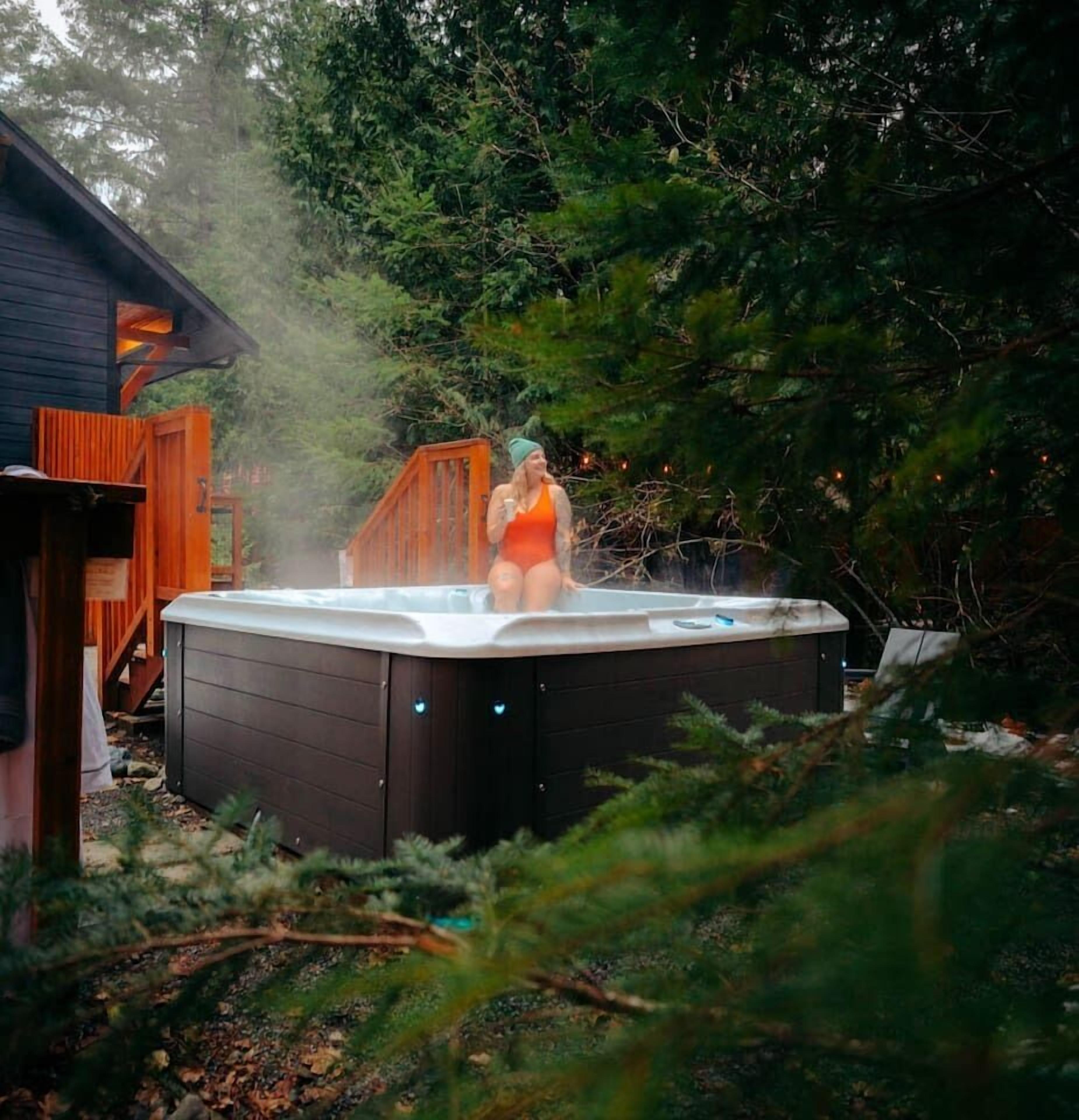 Outdoor spa tub