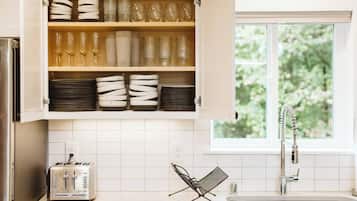 Fridge, microwave, stovetop, dishwasher
