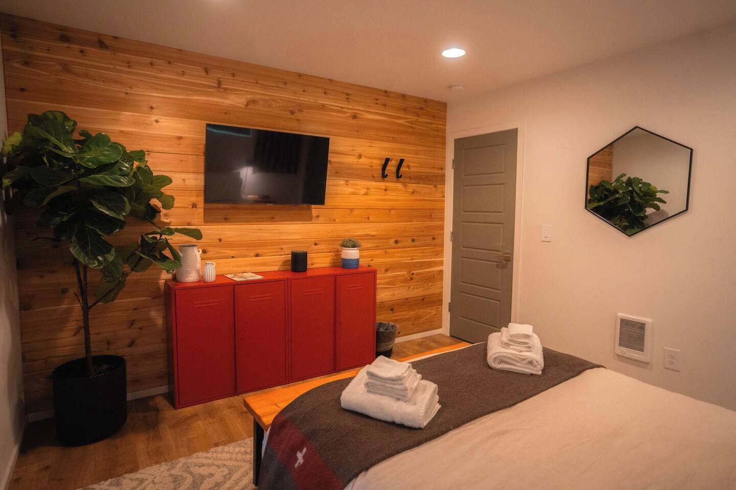Desk, iron/ironing board, travel crib, WiFi