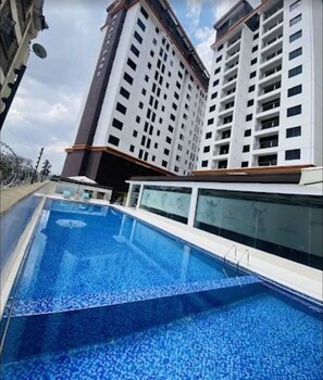 Kolam renang indoor