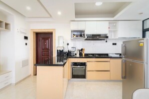 Classic Apartment, Balcony, City View | Dapur peribadi | Peti sejuk/penyejuk beku saiz penuh, ketuhar gelombang mikro, ketuhar 