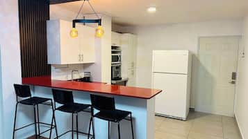 Cafetera y tetera, refrigerador, microondas y horno
