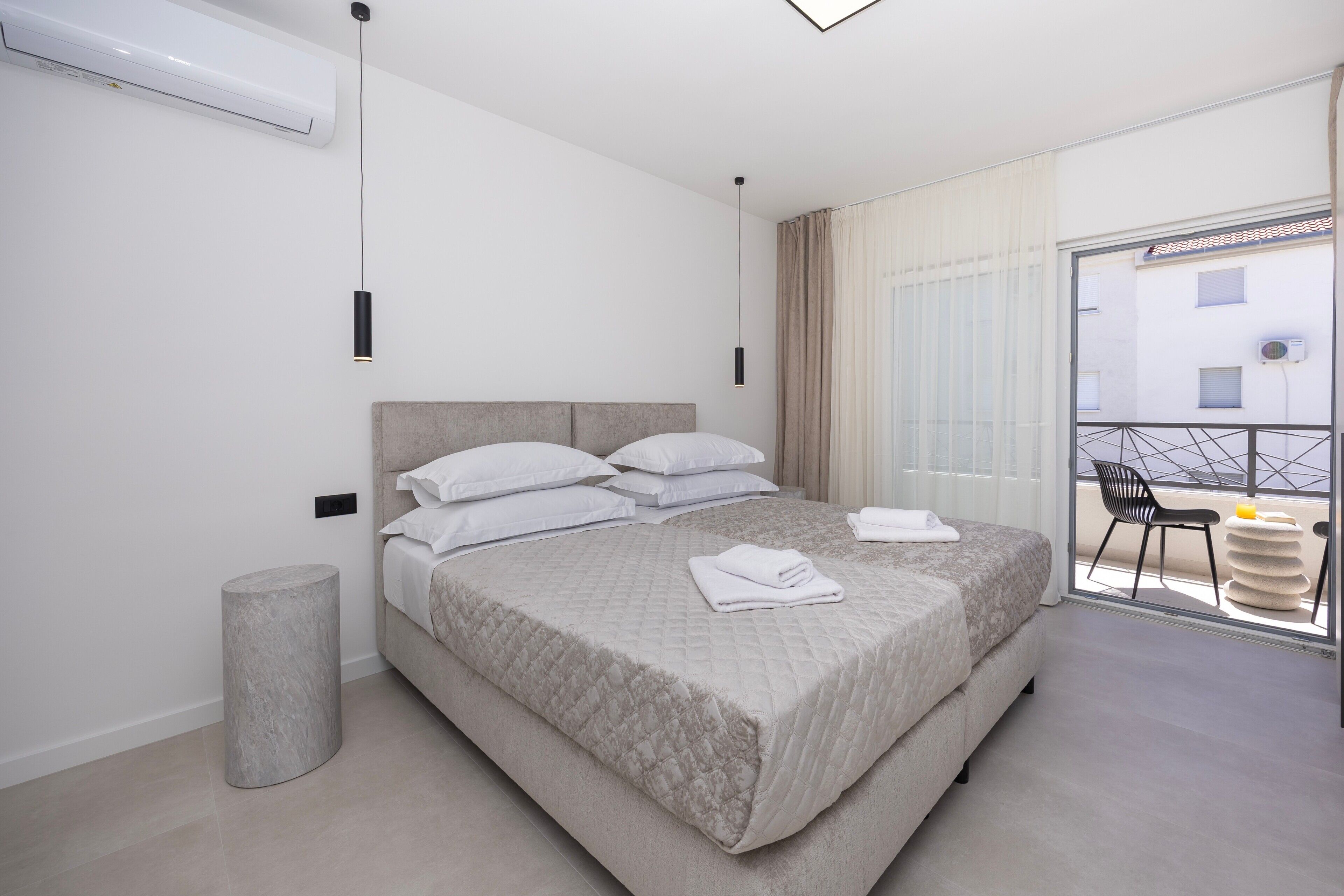 4 bedrooms, iron/ironing board, internet, bed sheets