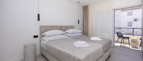 4 bedrooms, iron/ironing board, internet, bed sheets