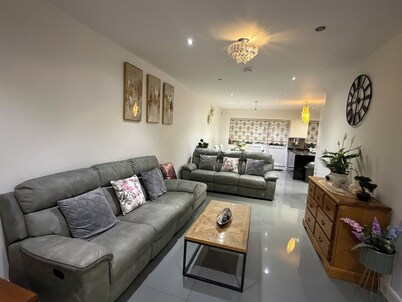 Greenview Manor
Ideal location for family in north London