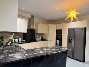 Fridge, microwave, oven, dishwasher - Greenview Manor
Ideal location for family in north London (London)