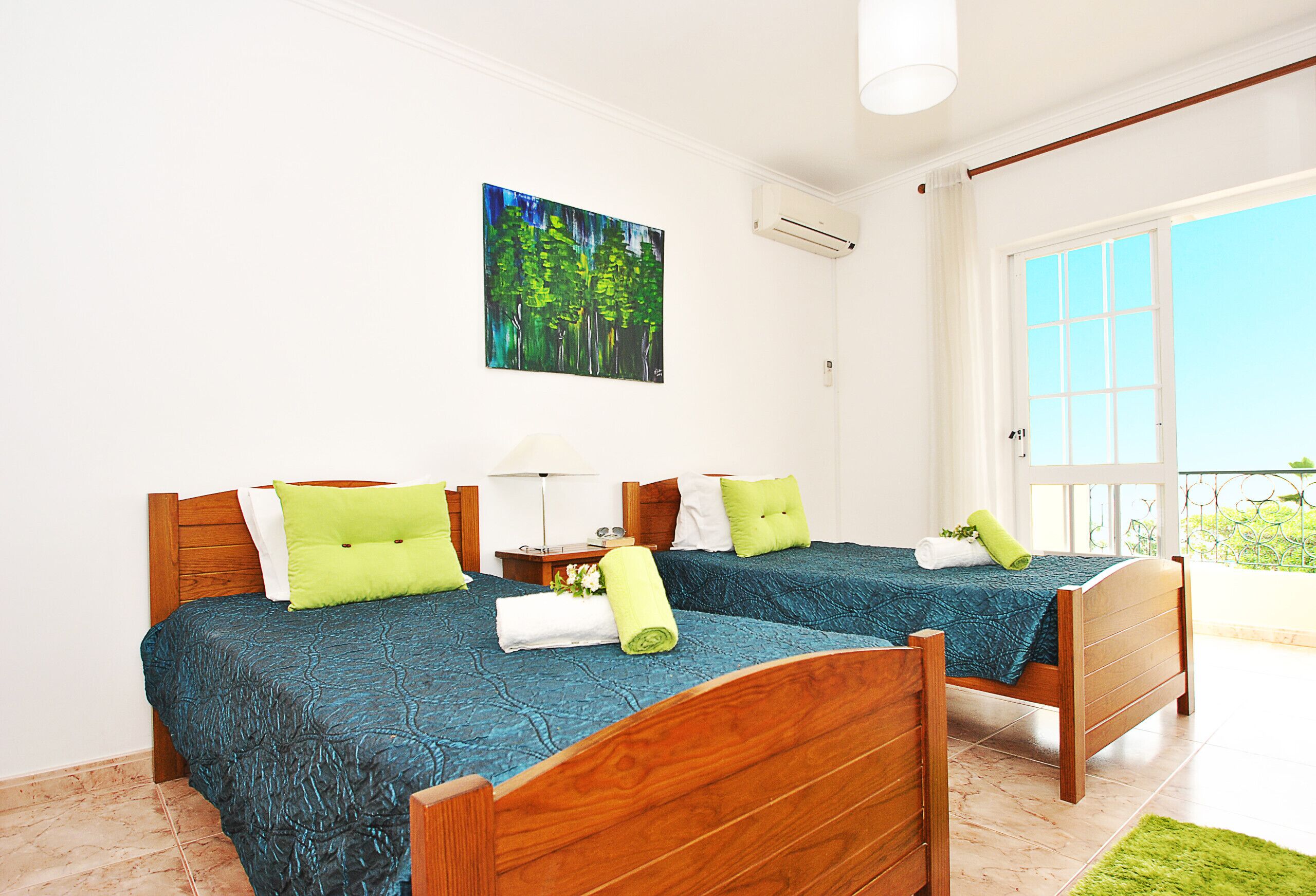 3 bedrooms, cribs/infant beds, rollaway beds, bed sheets