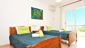 3 bedrooms, cribs/infant beds, rollaway beds, bed sheets