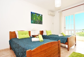 3 bedrooms, cots/infant beds, rollaway beds, bed sheets - Villa Puerto Rico (Albufeira)