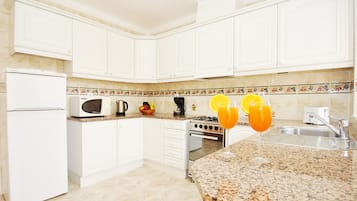Microwave, dishwasher, coffee/tea maker, cookware/dishes/utensils