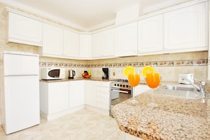 Microwave, dishwasher, coffee/tea maker, cookware/dishes/utensils - Villa Puerto Rico (Albufeira)