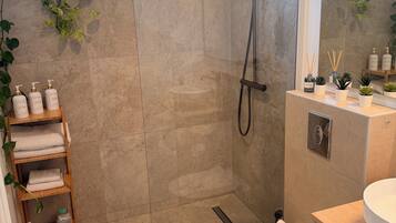 Dusche, Haartrockner, Handtücher, Seife