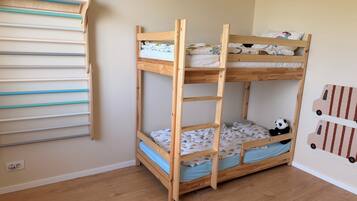 3 bedrooms, iron/ironing board, WiFi, bed sheets