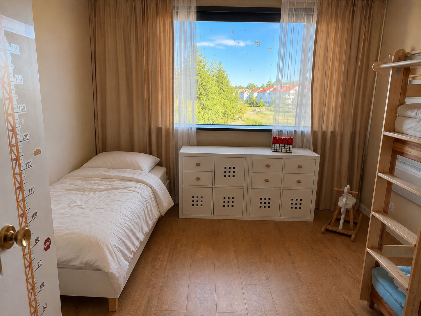 3 bedrooms, iron/ironing board, WiFi, bed sheets