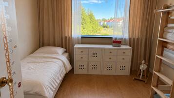 3 bedrooms, iron/ironing board, WiFi, bed sheets
