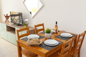 In-room dining - Apartment Curaçao (Portimão)