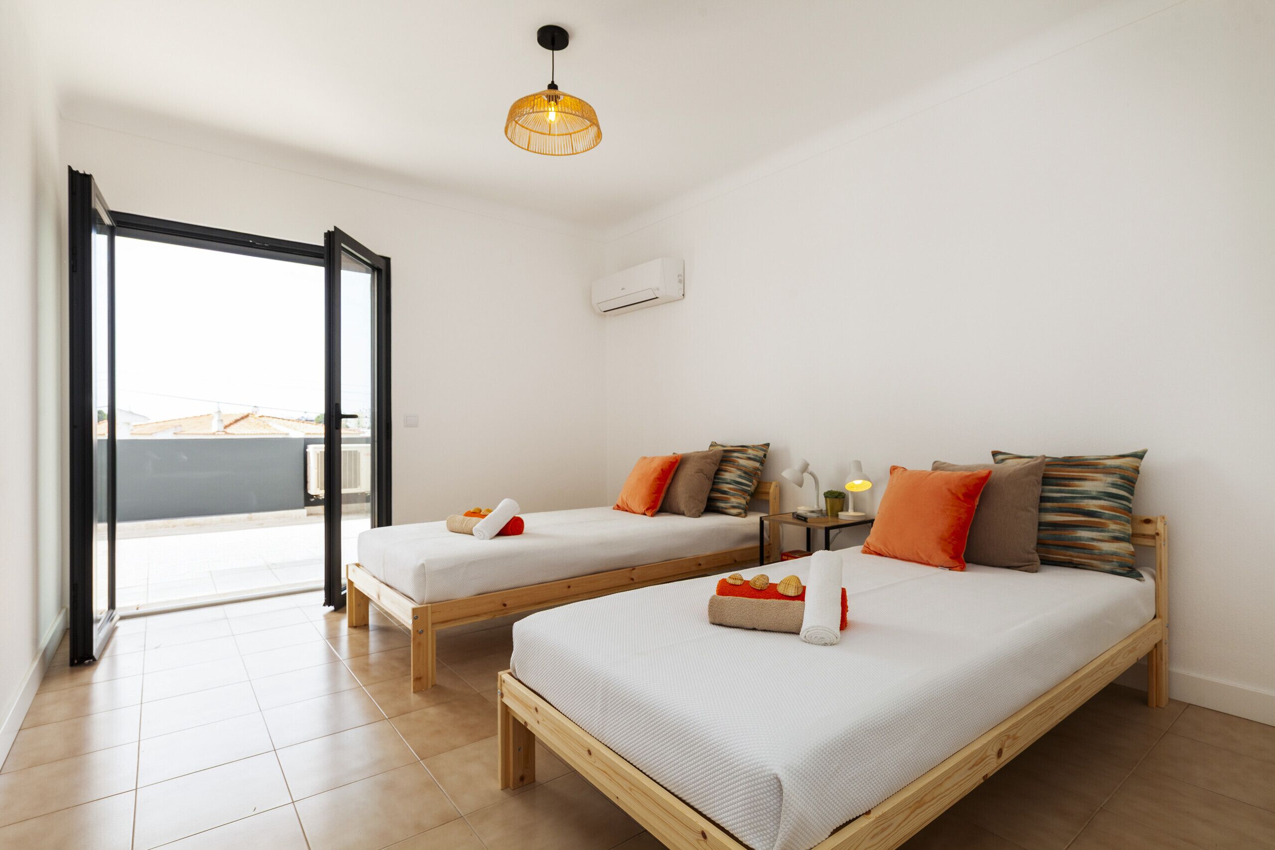 4 bedrooms, bed sheets