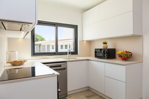 Microwave, dishwasher, coffee/tea maker, cookware/dishes/utensils - Villa Solarys (Albufeira)