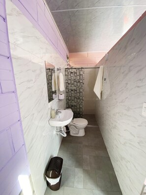 Macori Smi | Bathroom | Shower, towels, soap, shampoo - Macori Cabañas Campestres (Rivera)