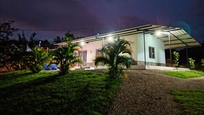 A modern house with a covered porch, surrounded by greenery. - Macori Cabañas Campestres (Rivera)