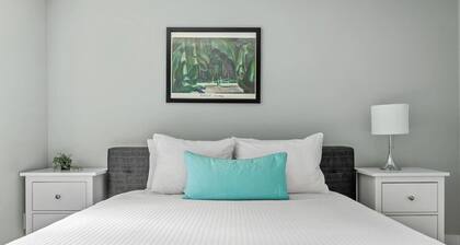 Laguna | Lake | Outdoor Pool/Hot Tub | Gym | Pets