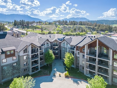 Laguna | Lake | Outdoor Pool/Hot Tub | Gym | Pets