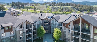 Laguna | Lake | Outdoor Pool/Hot Tub | Gym | Pets