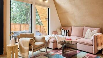 TV, fireplace, books, stereo