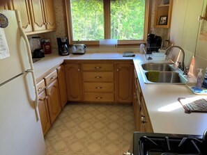 Private kitchen - Country Home, Cottage and Deck on the Kenai River. (Soldotna)