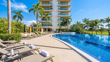Departamento superior | Alberca | 2 albercas al aire libre