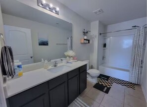 Douche, serviettes fournies, savon, papier de toilette