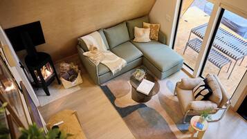 TV, fireplace, books, stereo