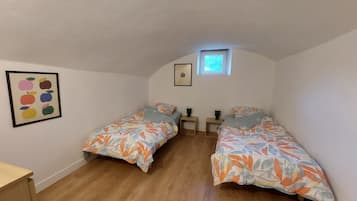 Bureau, lit parapluie, Wi-Fi gratuit, draps fournis