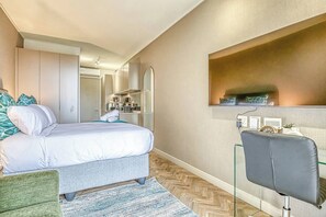 Una camera da letto con un letto, una sedia, una scrivania, uno specchio e un armadio.